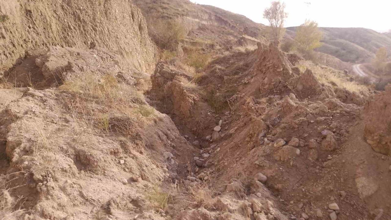 Ankara'da Toprak Kayması: Beypazarı Adaören Yolu Kapatıldı
