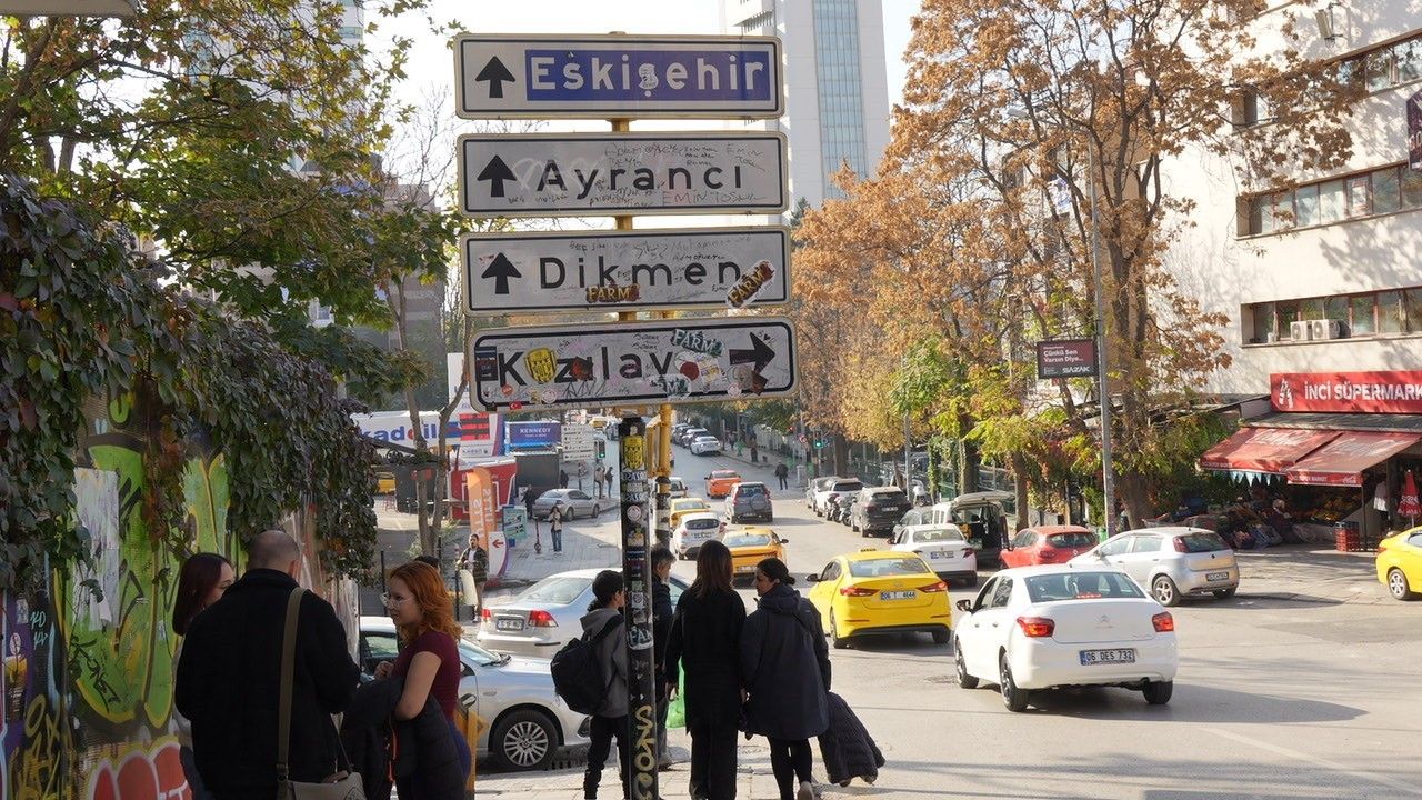 Ankara'da Yenilenen Kızılay Tabelası Yeniden Kirletildi