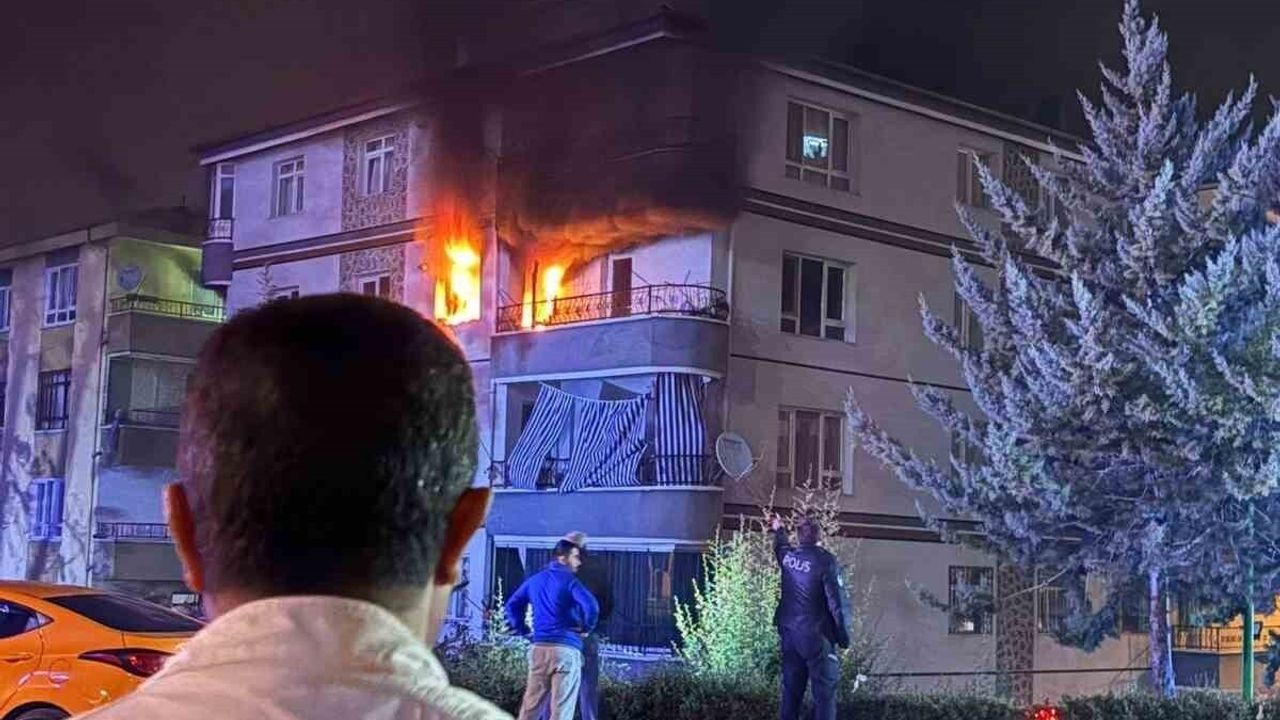 Ankara Mamak'ta 4 Katlı Binada Doğal Gaz Patlaması: 1 Yaralı