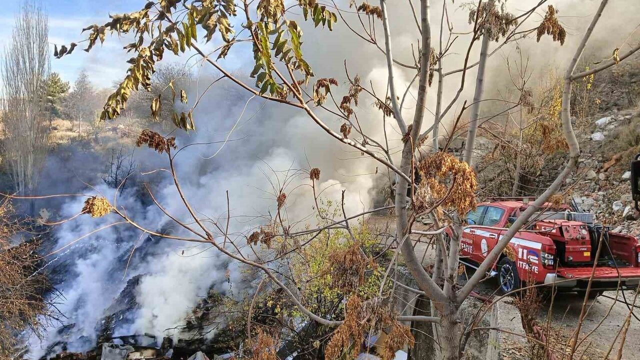 Ankara Mamak'ta Zerdalitepe'de Çöp Yangını Kontrol Altına Alındı