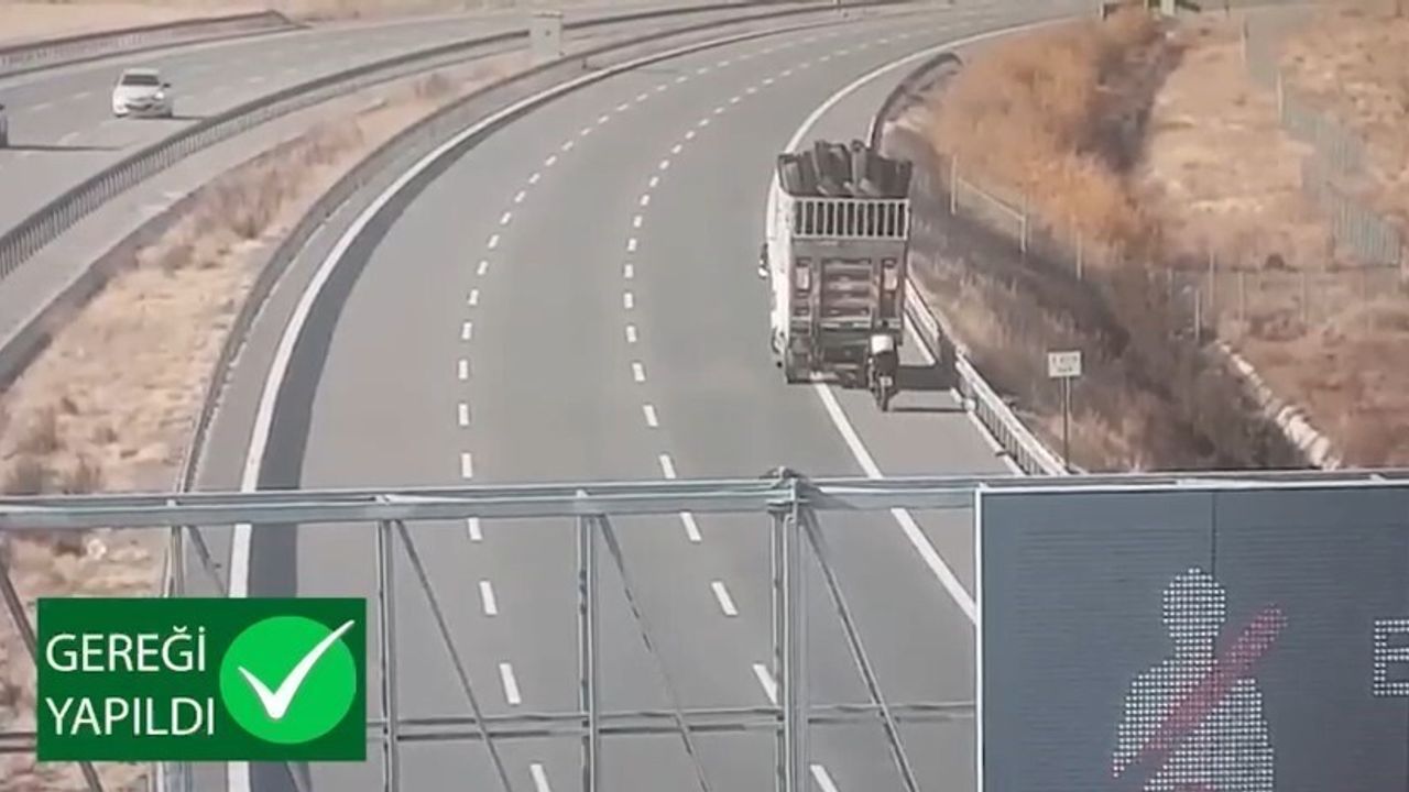 Ankara-Niğde Otoyolu'nda Tehlikeli Anlar: Benzini Biten Motosiklet Kamyonla Çekildi