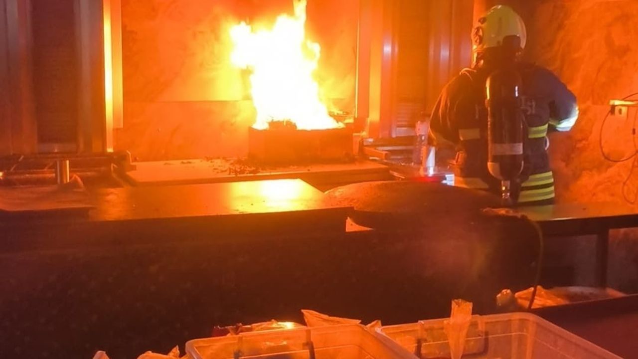 Antakya'da Dönercide Kızartma Makinesi Alevlere Teslim Oldu