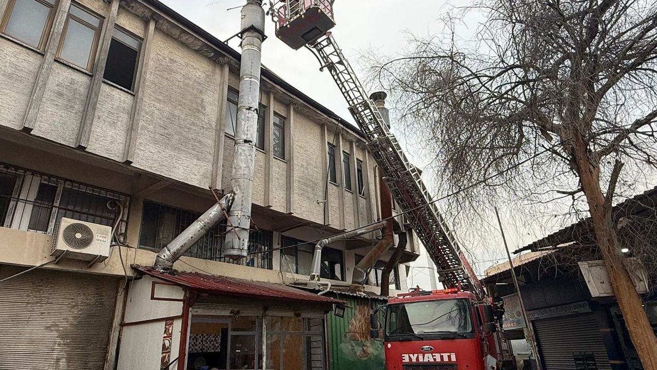 Antakya'da İş Yerinin Bacasında Çıkan Yangın Hızla Söndürüldü