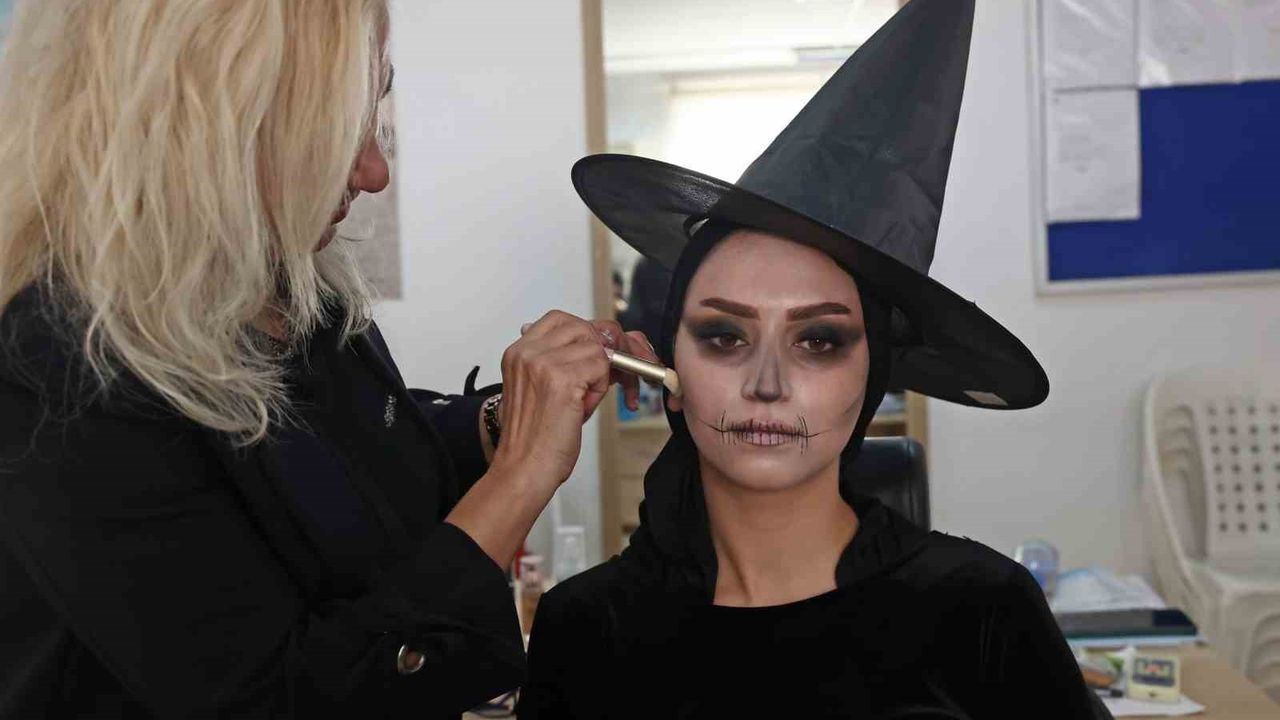 Antalya ATASEM'de 'Sahne Makyajı' Kursu: Kadınlara Yeni Meslek İmkanı