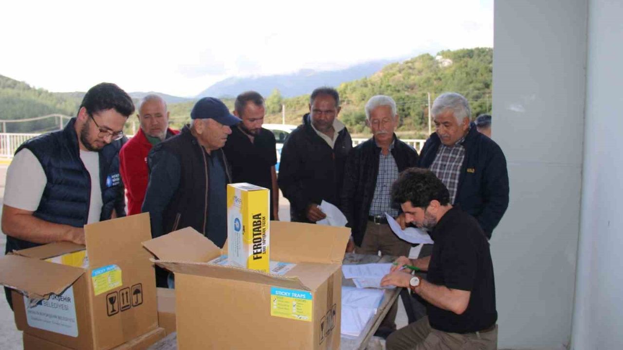 Antalya Büyükşehir'den organik tarıma 2 bin 400 yapışkan tuzak desteği
