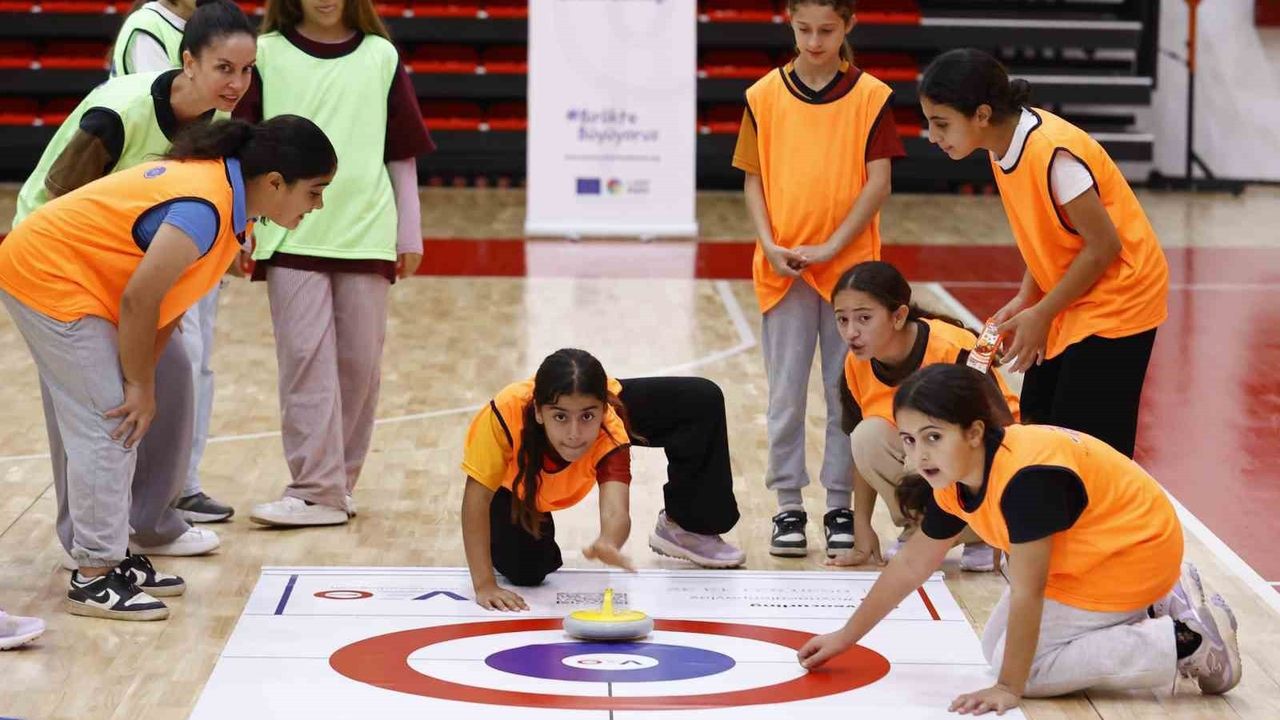 Antalya Büyükşehir'ten Kız Çocuklarına Floor Curling Tanıtımı