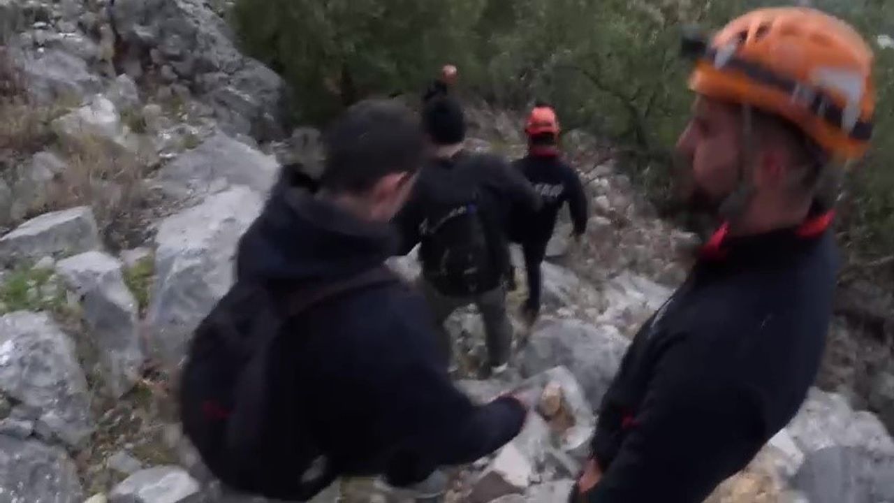 Antalya'da Arapuçtu Dağı'nda Mahsur Kalan 2 Genç JAK ve AFAD ile Kurtarıldı