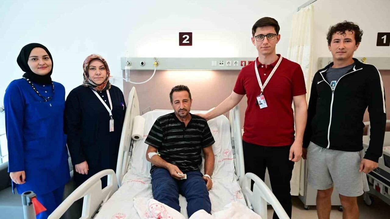 Antalya'da çekiç kazası: Gözüne metal parça saplanan hasta ameliyatla kurtarıldı