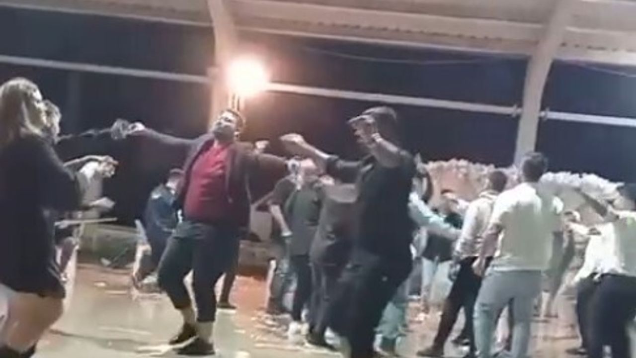 Antalya'da Düğün Suyu Bastı: Gelin ve Damat Oynamaya Devam Etti