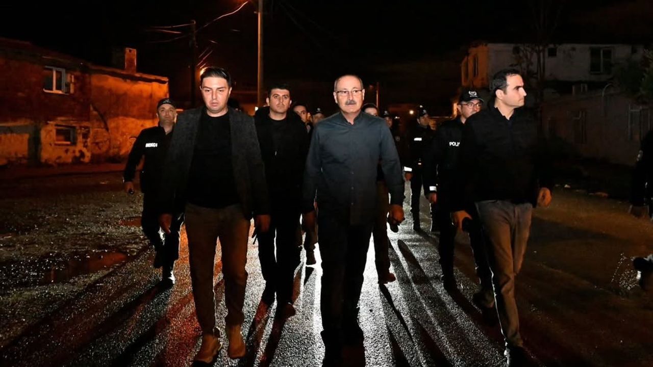 Antalya'da 'Dur' İhtarına Uymayan Araç İl Emniyet Müdürünün Ekibine Sürüp Lastikleri Vurularak Durduruldu