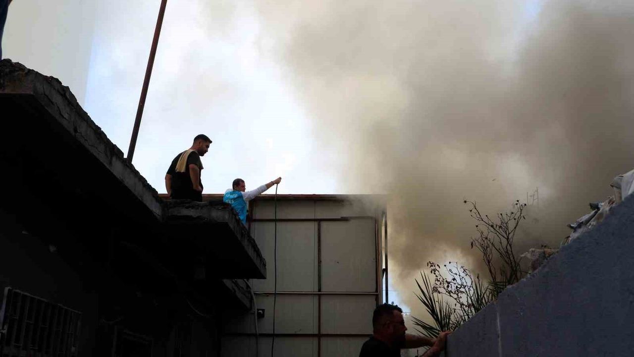 Antalya'da Ev Yangını: Komşular Yaşlı Çifti Kurtardı