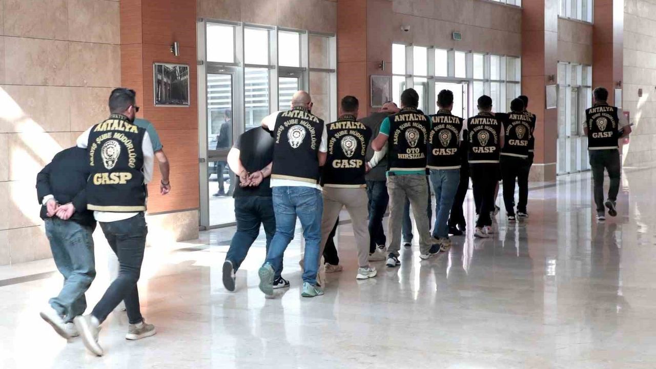 Antalya'da İş Yerine Zarar Veren 10 Şahıs Tutuklandı