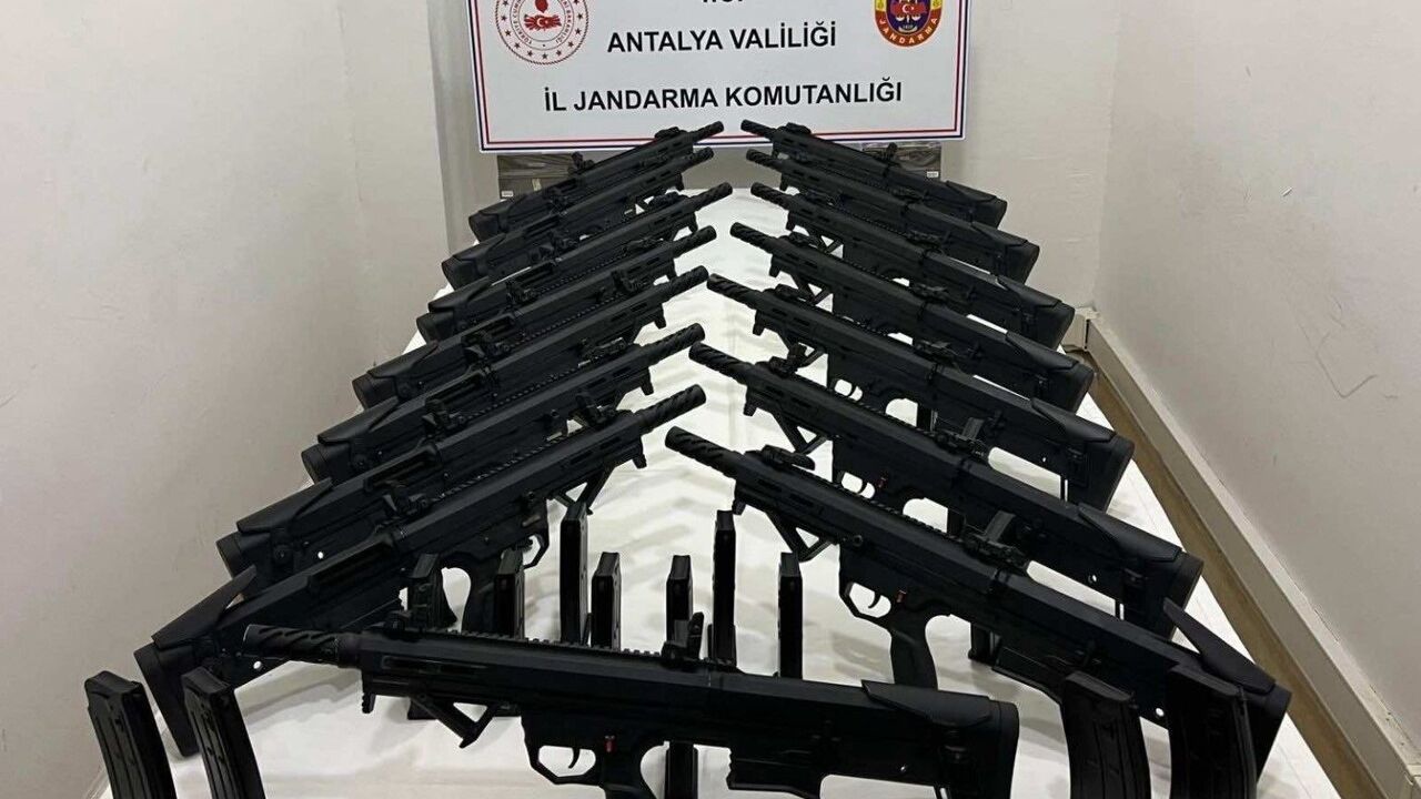 Antalya'da Jandarma'dan Silah Kaçakçılığı Operasyonu: 15 Pompalı Tüfek Ele Geçirildi