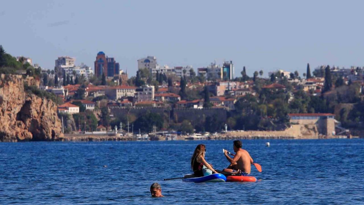 Antalya'da Kasım Sürprizi: Konyaaltı Sahili'nde Yaz Gibi Günler