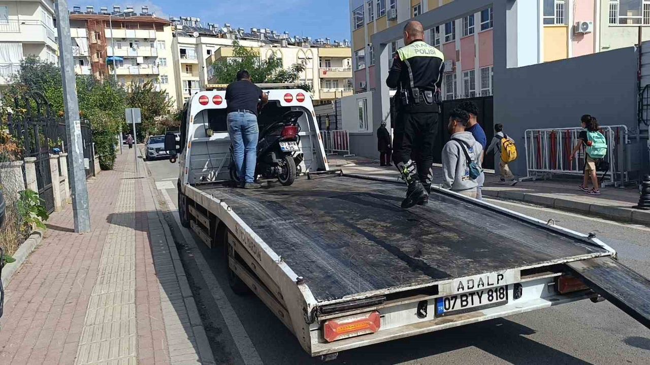 Antalya'da Okul Önünde Ehliyetsiz Motosiklete 63 bin 326 TL Ceza