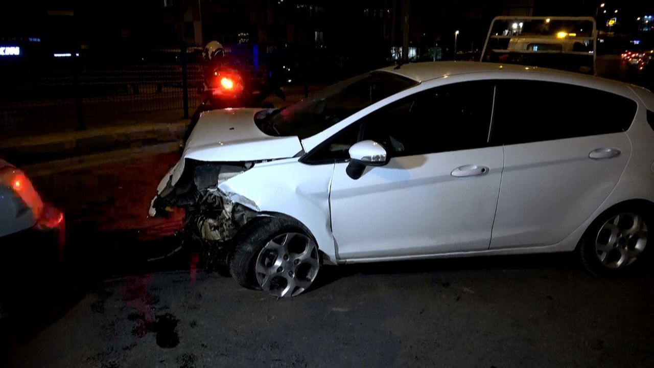 Antalya'da Refüje Çarpan Araç Zincirleme Kazaya Sebep Oldu: 1 Yaralı