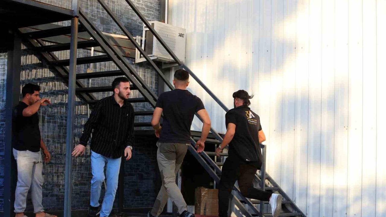 Antalya'da Sandalye Atölyesinde Yangın — Bitişik İşyerinde Panik