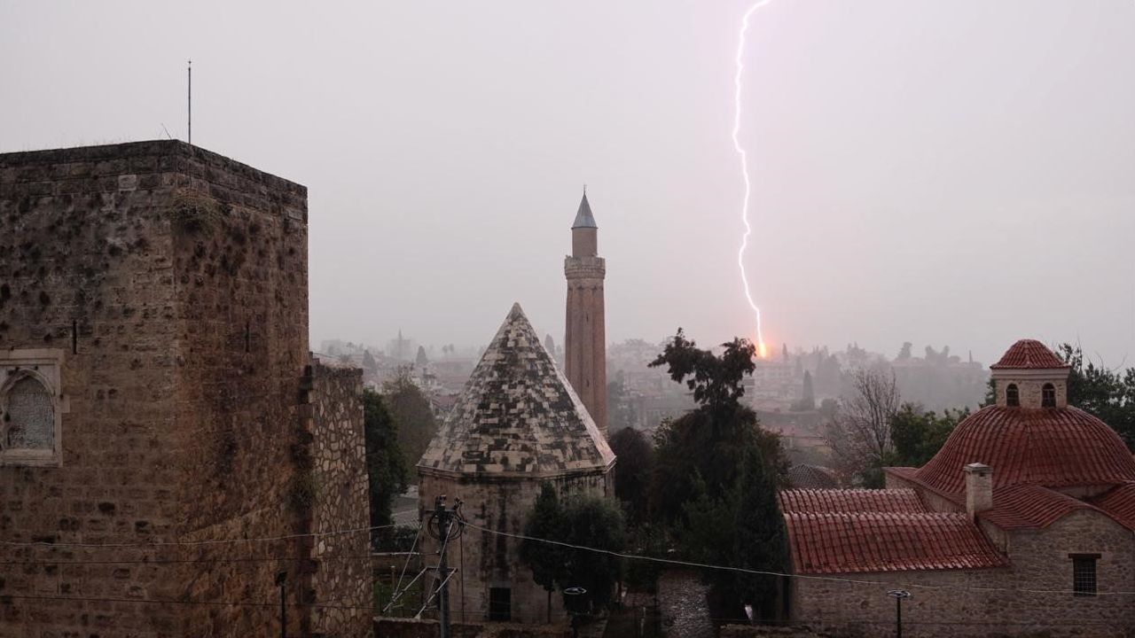 Antalya'da Şiddetli Yağış, Dolu ve Yıldırımlar Etkili Oldu