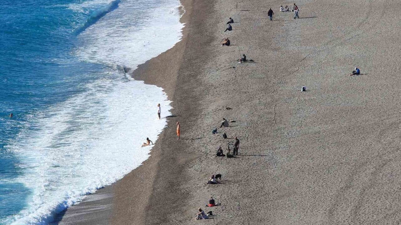 Antalya'da Yağmurun Ardından Konyaaltı'nda Deniz Keyfi