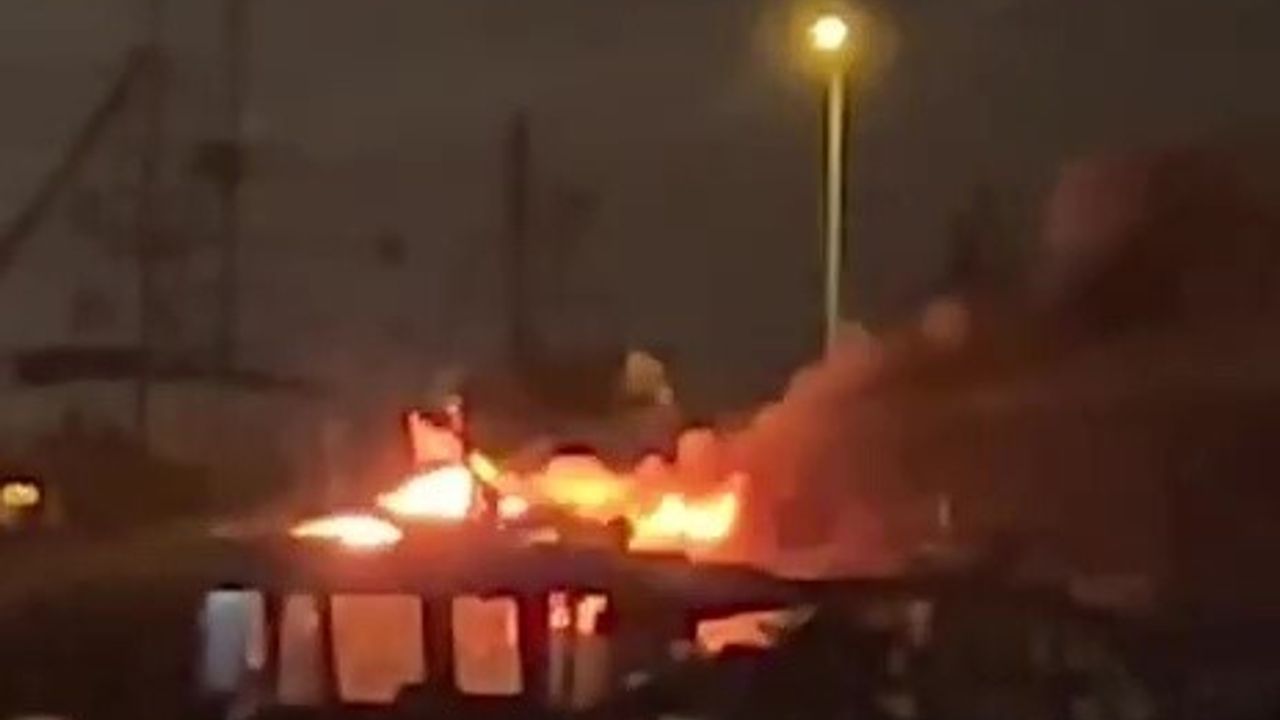 Antalya'da Yıldırım 3 Tekneyi Küle Çevirdi