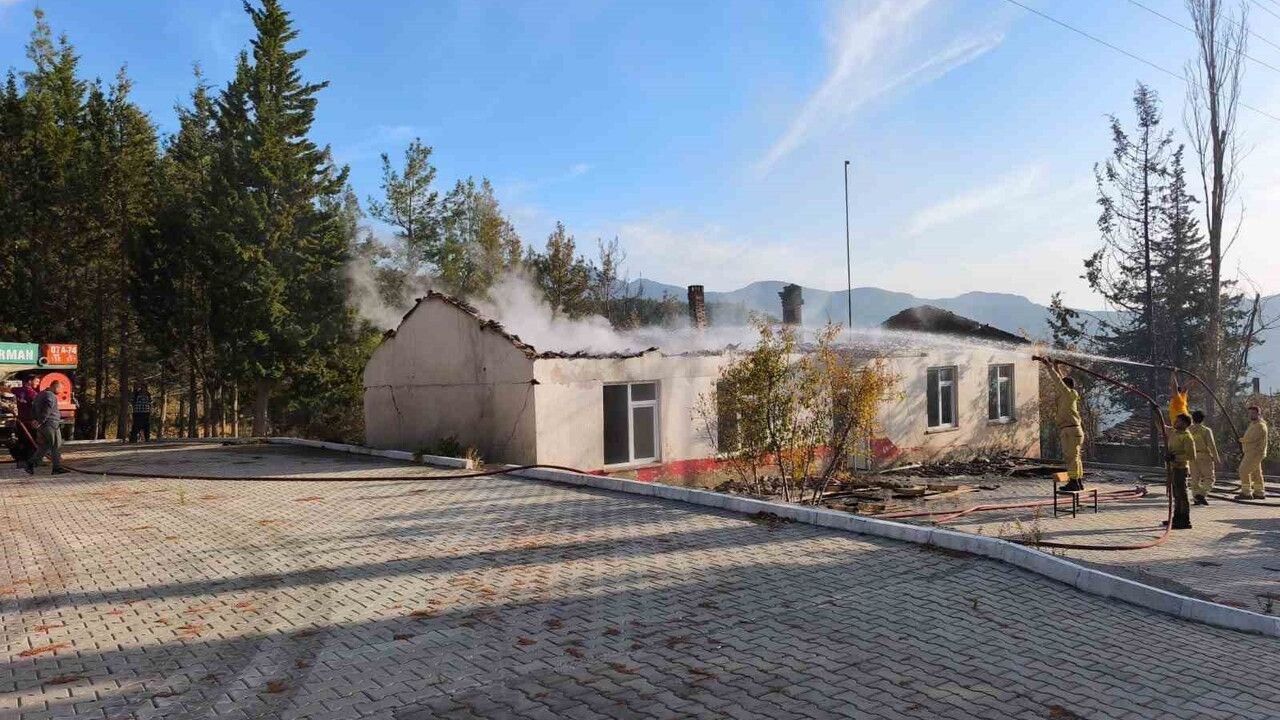 Antalya Gazipaşa'da Orman Yangını: Eski Okulun Çatısı Yandı