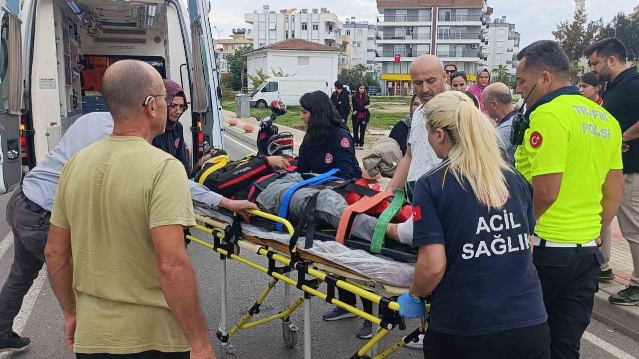 Antalya Manavgat'ta Otomobil ile Motosiklet Çarpıştı: 2 Yaralı