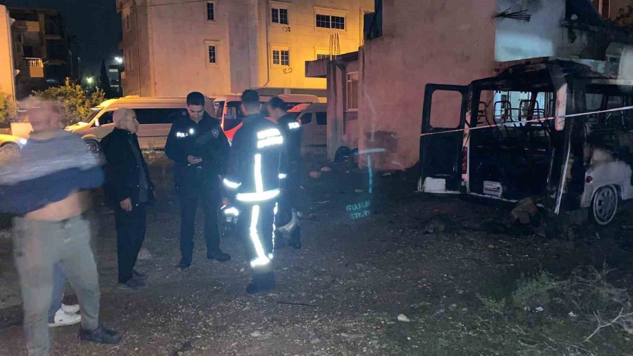 Antalya Serik'te Park Halindeki Minibüs Alev Alev Yandı
