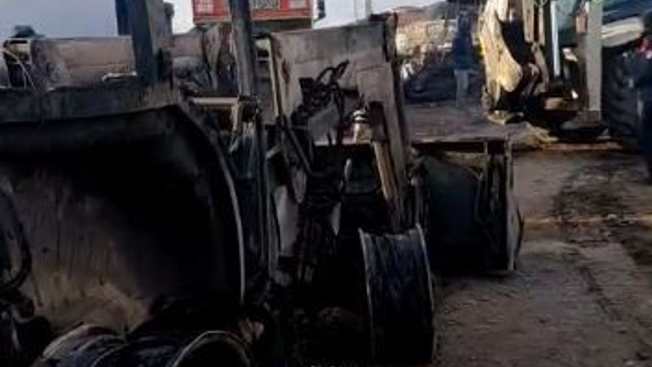 Ardahan'da Ahır Yangını: 2 Traktör, 10 Ton Arpa ve Ekipmanlar Kül Oldu