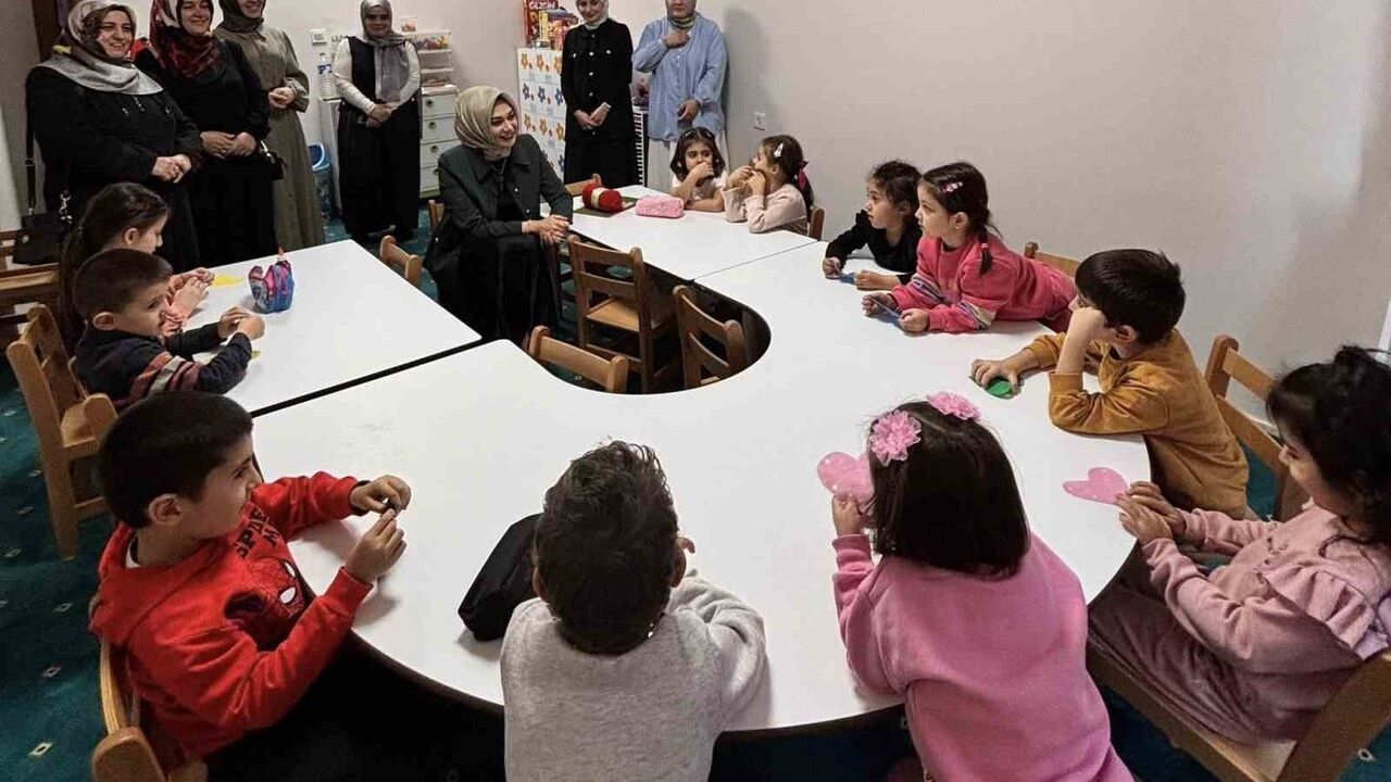 Ardahan'da Berna Çiçek, Nafiye Yıldız Hafızlık Kız Kur’an Kursu'nu Ziyaret Etti