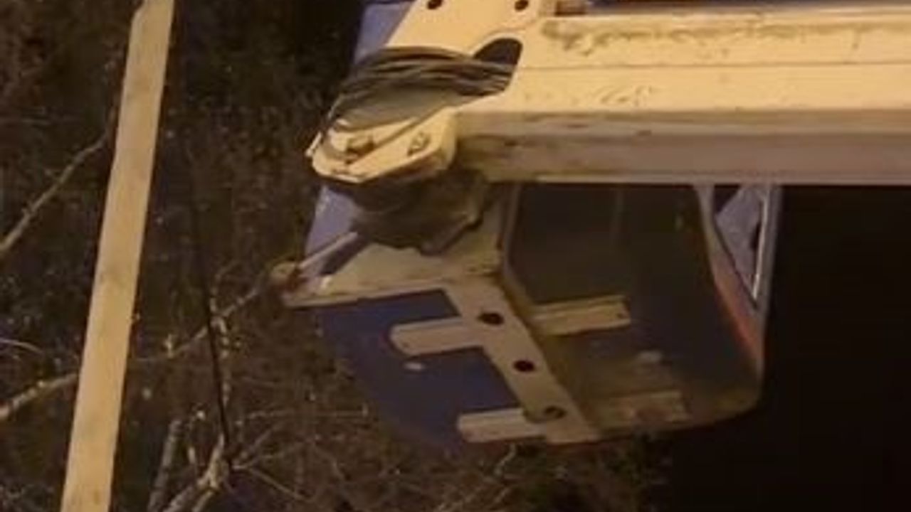 Ardahan'da Direkte Mahsur Kedi Aras EDAŞ Ekipleri Tarafından Kurtarıldı