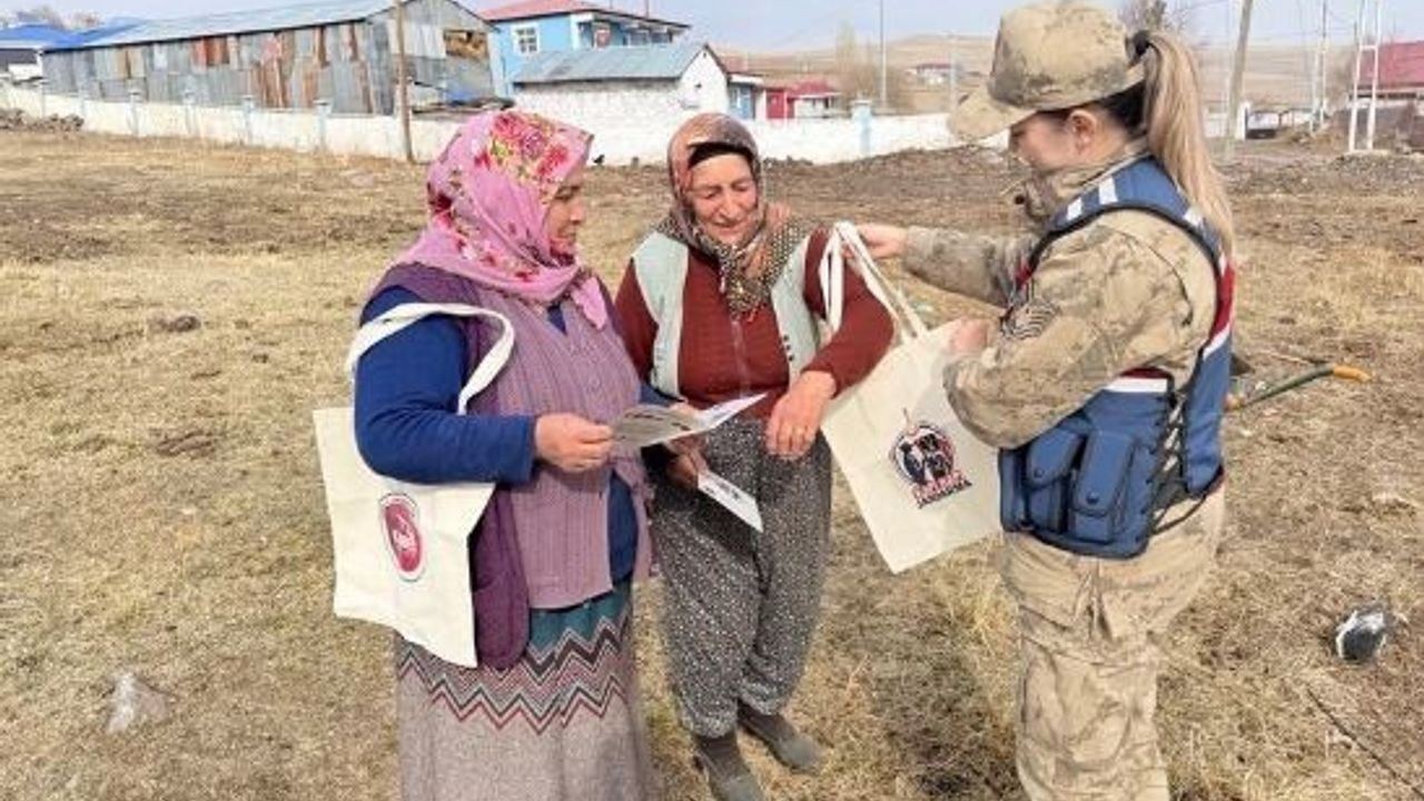 Ardahan Jandarma KADES ile Kadına Yönelik Şiddete Karşı Kapı Kapı Eğitim Veriyor