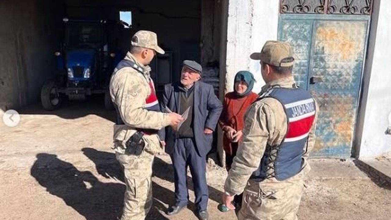 Ardahan Jandarması Köylerde Dolandırıcılığa Karşı Bilgilendiriyor