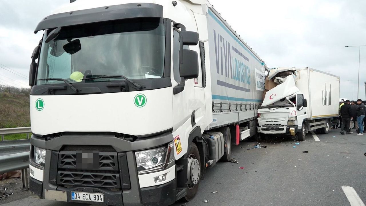 Arnavutköy Ayrımı'nda Geri Giden Tıra Kamyonet Çarptı: 1 Ölü, 1 Yaralı