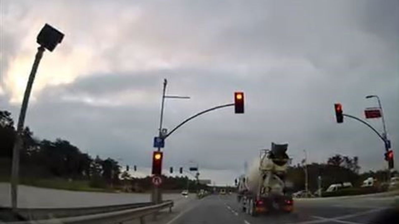 Arnavutköy'de Beton Mikseri Kırmızı Işık İhlaliyle Facia Tehlikesi — Araç Kamerası Kaydetti