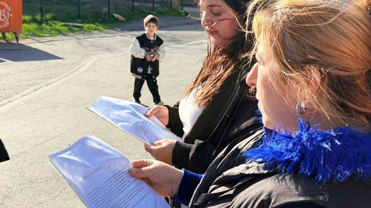 Arnavutköy'de Bolluca İlkokulu Önünde Trafik Çilesi