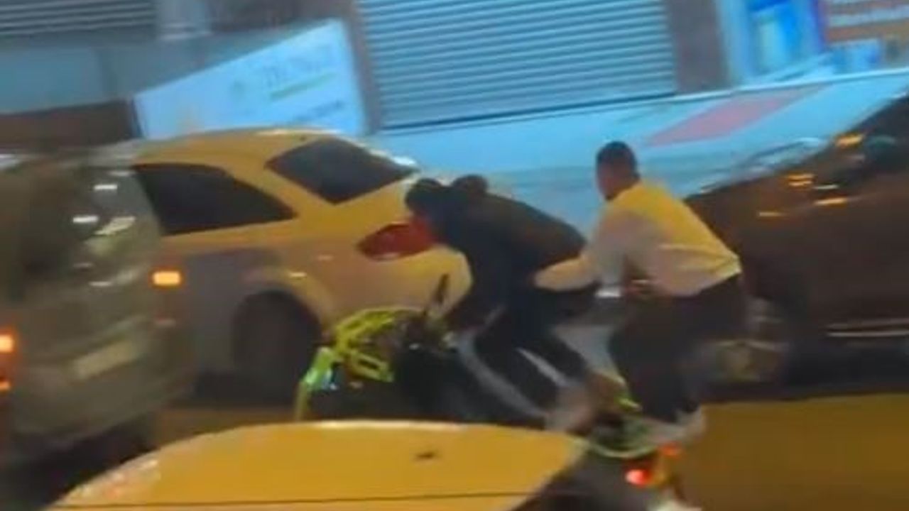 Arnavutköy'de Cadde Ortasında Tehlikeli ATV Gösterisi