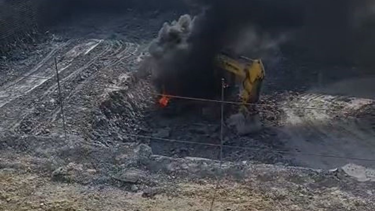 Arnavutköy'de İş Makinesi Alev Alev Yanarak Kullanılamaz Hale Geldi