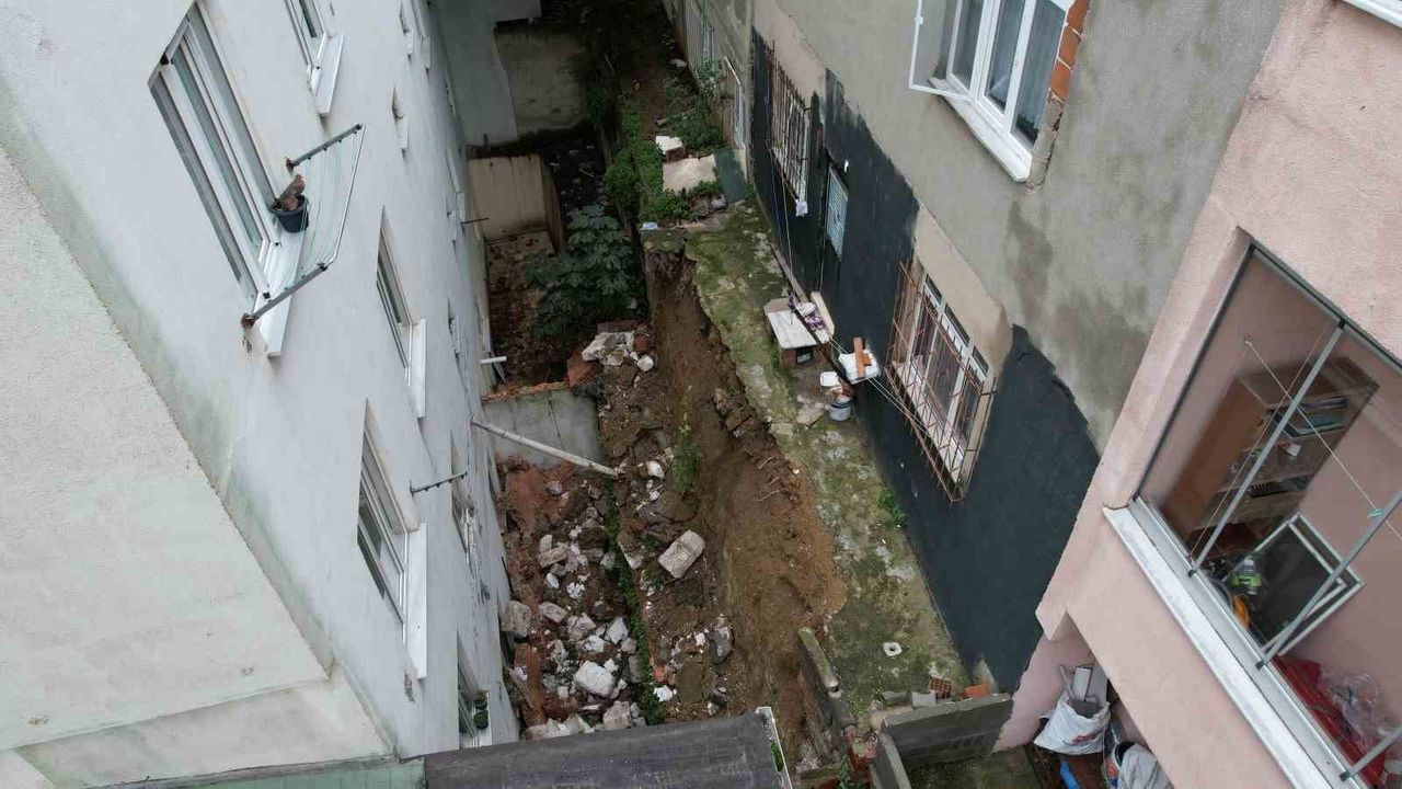 Arnavutköy'de İstinat Duvarı Gece Yarısı Çöktü — İki Binada Hasar