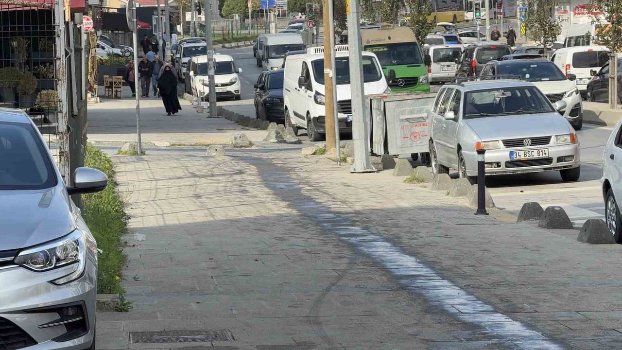 Arnavutköy'de Kaldırıma Çıkan Otomobil Tehlike Saçtı