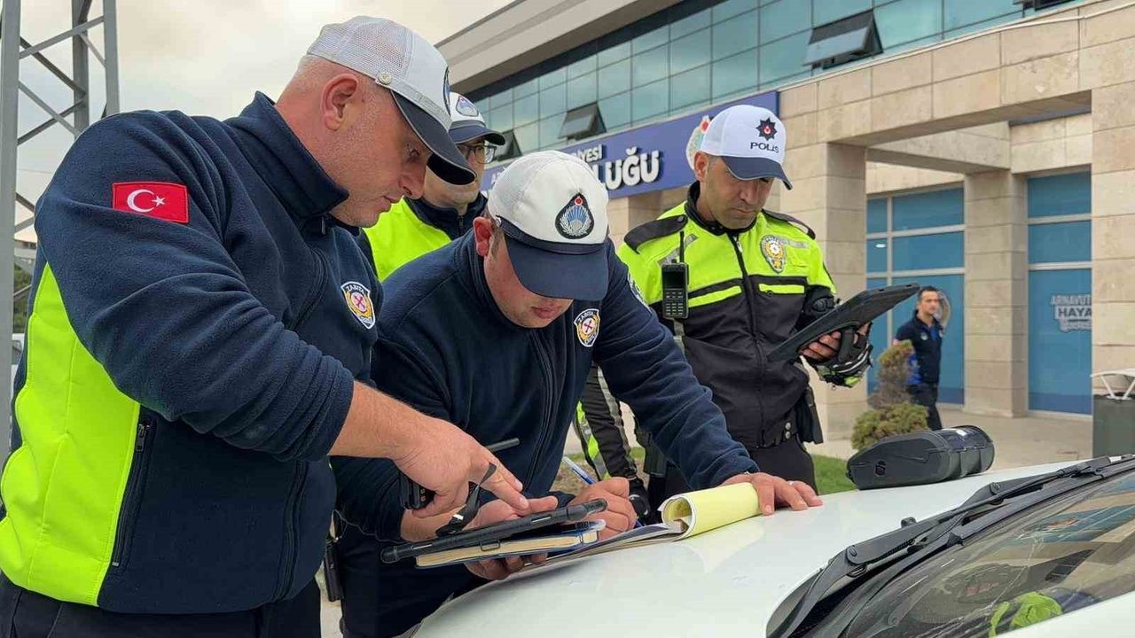 Arnavutköy'de Kaldırıma Çıkan Sürücüye 2 bin 309 TL Ceza