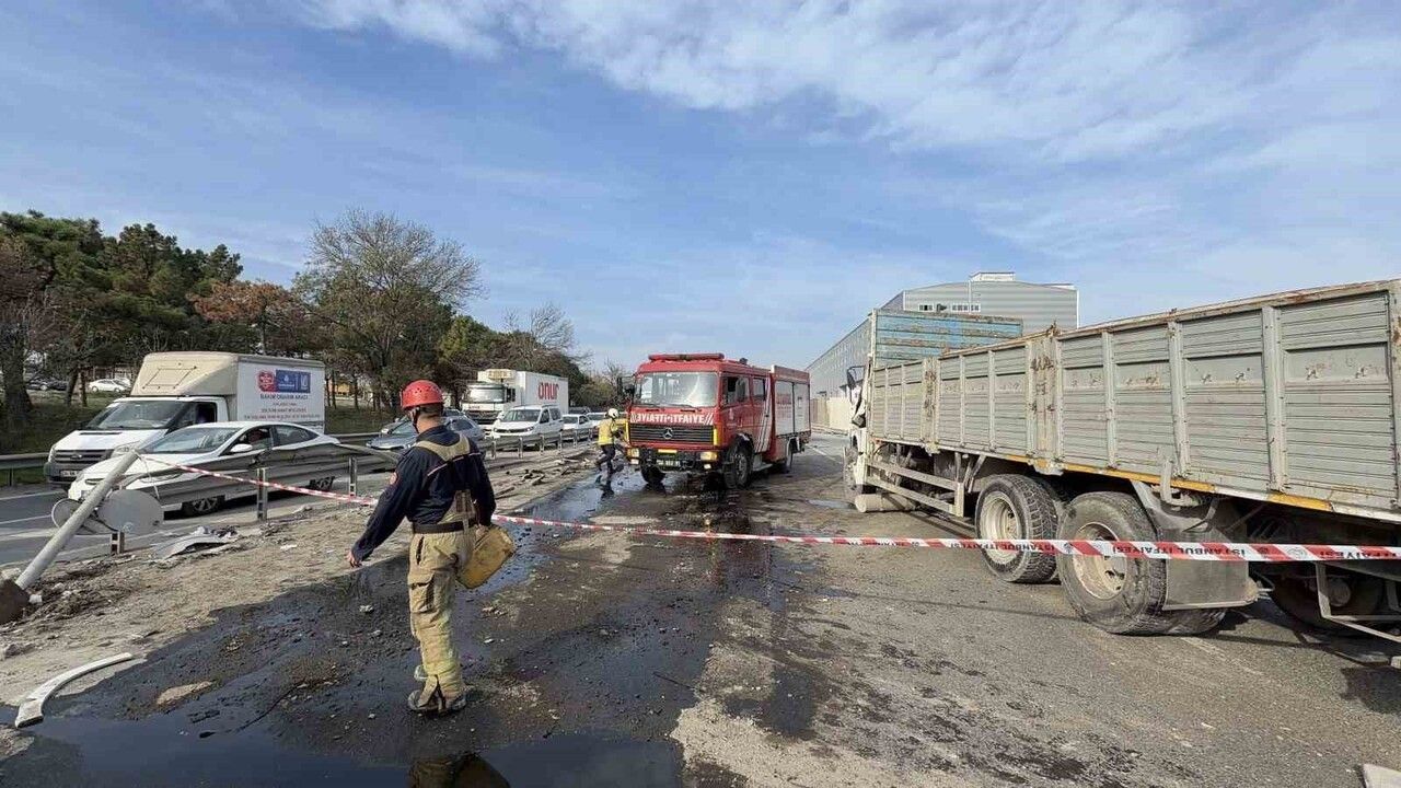 Arnavutköy'de Kamyon Çarpışması: Sürücü Araçta Sıkıştı