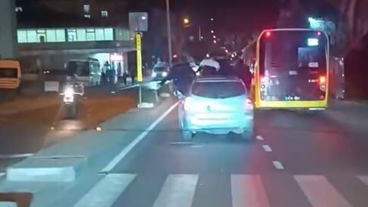 Arnavutköy'de Kaputa Oturan Gençlerin Tehlikeli Yolculuğu Kamerada