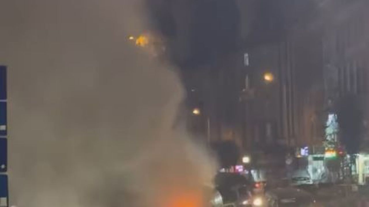 Arnavutköy'de Servis Aracı Motorundan Alev Çıktı — Yangın Paniğe Neden Oldu