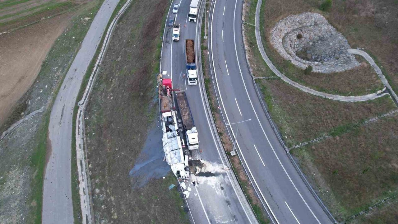 Arnavutköy'de Tır Virajı Alamayıp Devrildi: 1 Ağır Yaralı
