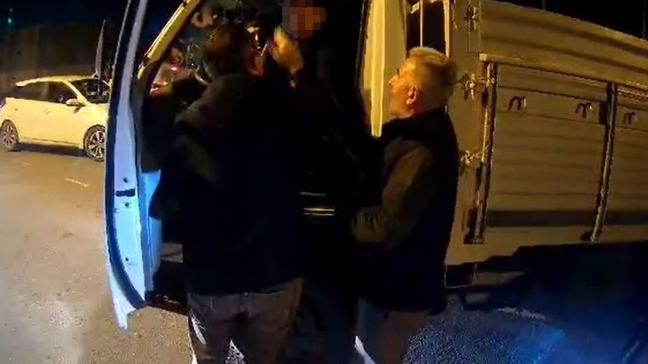 Arnavutköy'de Trafik Kavgası: Kamyonet Şoförü Motosikletliye Yumruk ve Tekme Attı