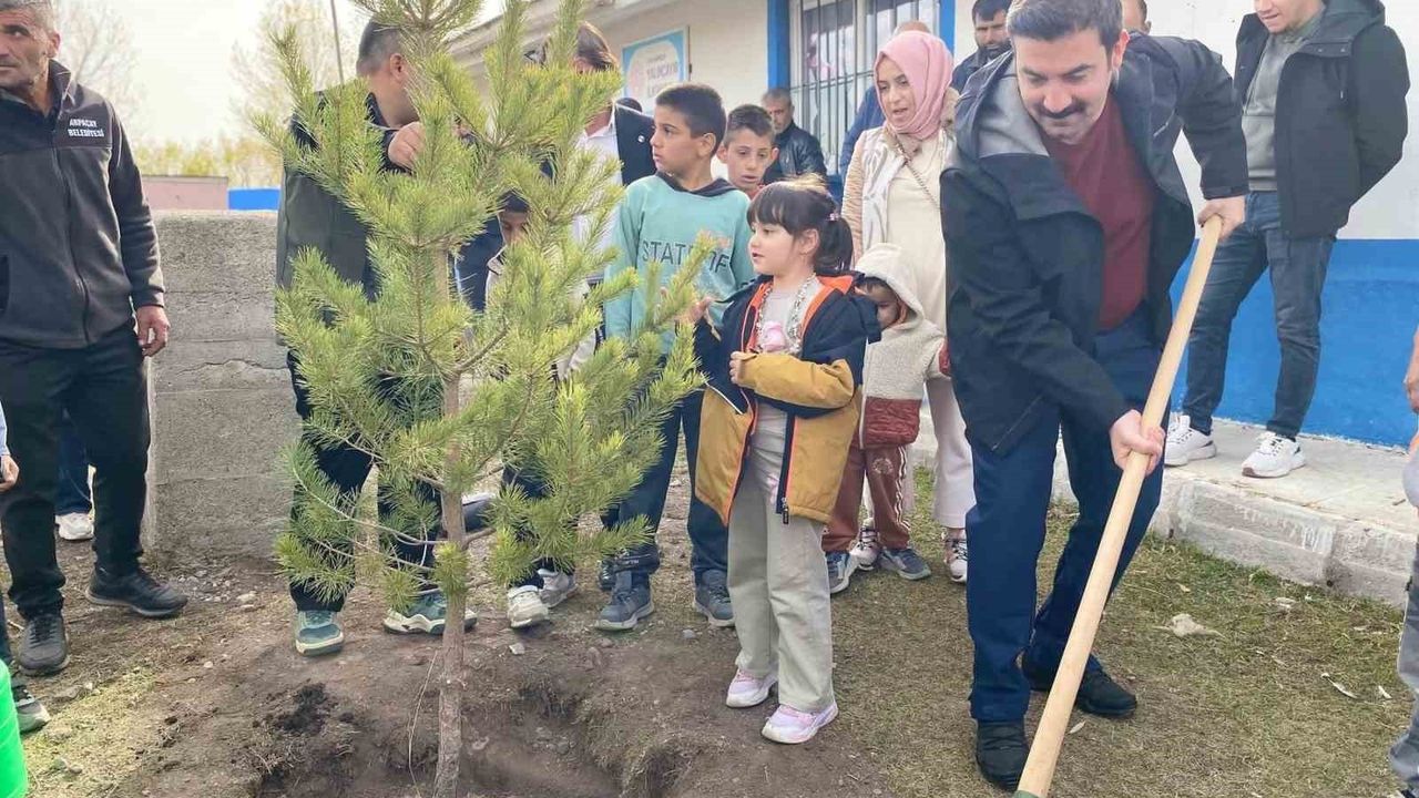 Arpaçay'da Milli Ağaçlandırma Günü: Fidanlar Toprakla Buluştu