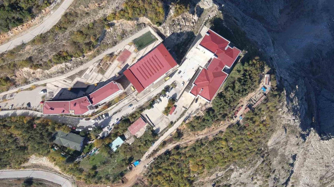 Artvin'de Ayhan Şahenk Lisesi'nde Kaya Düşmesi: Eğitim Yeniden Başladı