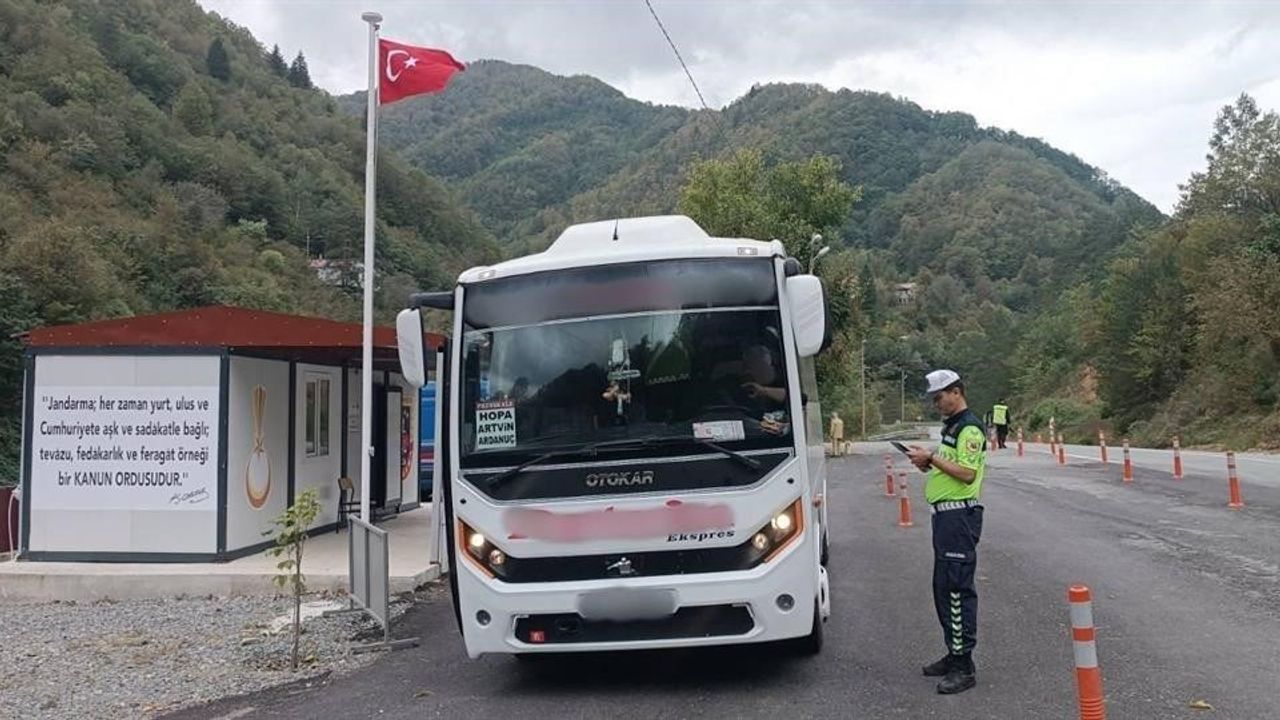 Artvin’de Ekim 2025’te 22 bin 211 Araç Denetlendi, 1.135 Sürücüye İşlem