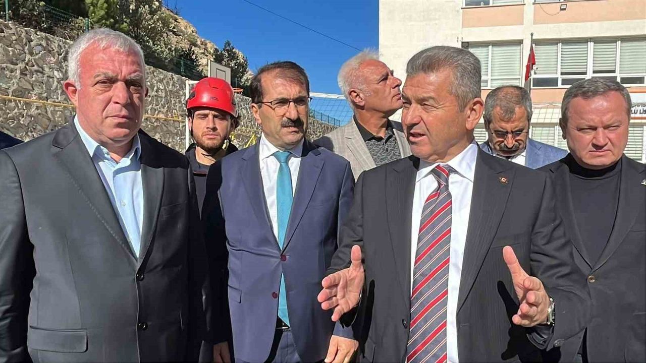 Artvin'de Kaya Düşmesi: Çoruh Nehri'ne Yuvarlanan Kaya İki Lise Tahliye Ettirdi