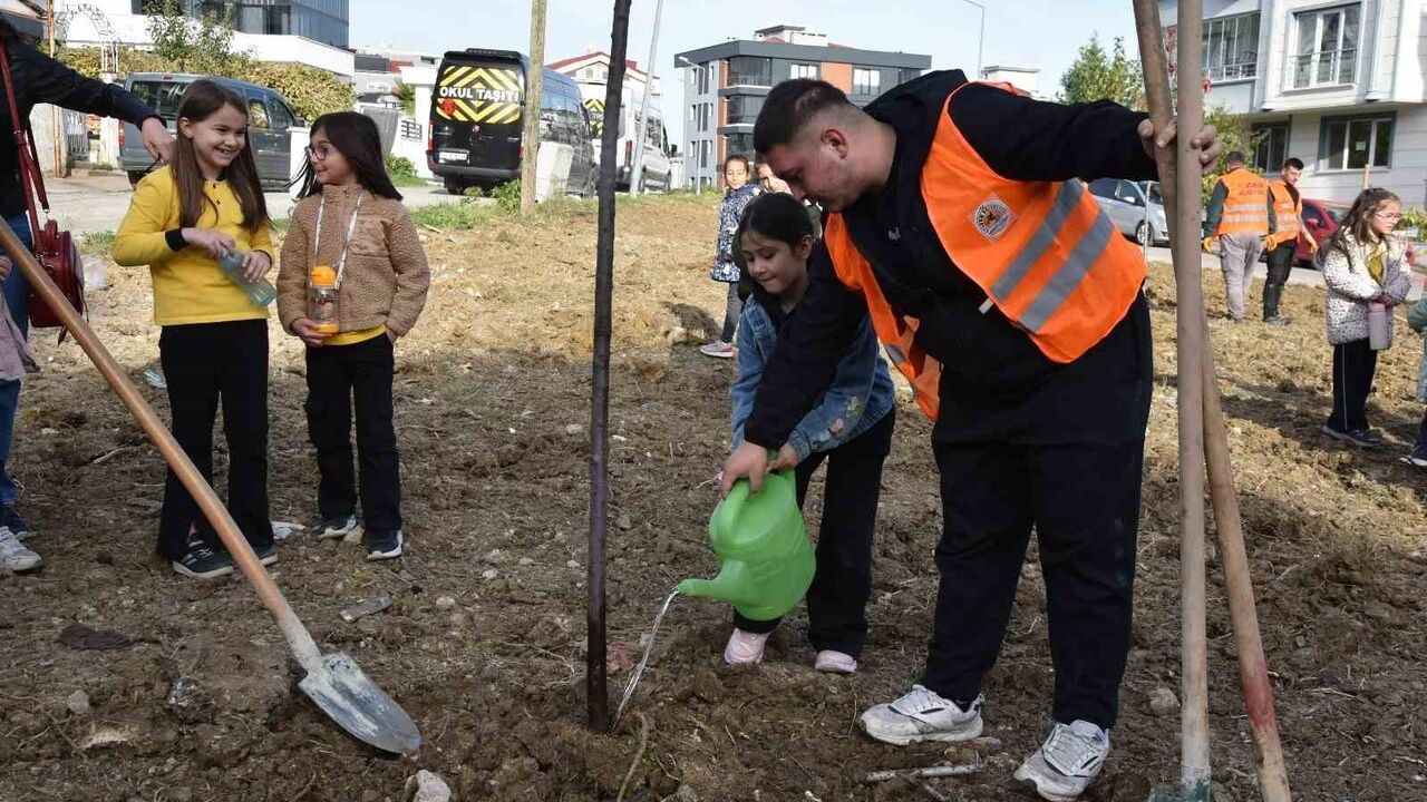 Atakumlu Çocuklardan Çocuk Hakları Günü'nde Yeşil Mesaj: Fidan Dikme Etkinliği